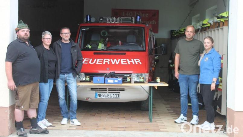 Die großzügigen Spender (von links): Michael Preuschl, Tanja und Robert Seemann (Seemann Metalltechnik), Thomas Winkler (ATP) sowie Anna Lena Strauß (Baggerarbeiten Strauß). Bild: Michael Wiesnet
