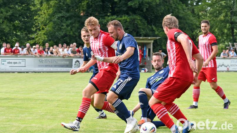 Der TSV Waldershof (rot-weiße Trikots) ist am Wochenende in Bayreuth zu Gast. Archivbild: Gebert