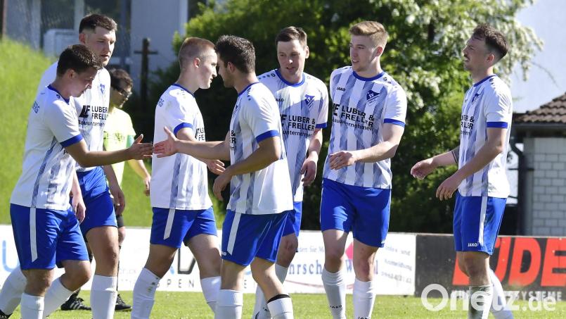 Die Spieler des SV Freudenberg (Szene aus der vergangenen Saison) jubeln. Das wollen sie am Sonntag auch im Heimspiel gegen den FC Rieden tun. Archivbild: Hubert Ziegler