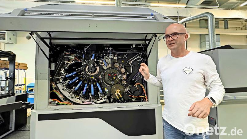 Frank Plechschmidt zeigt das Herzstück der digitalen Druckmaschine. Bild: Matthias Bäumler
