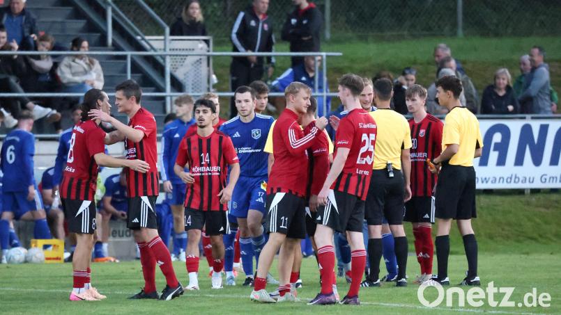 Die Spieler des SC Luhe-Wildenau haben aktuell viel Grund zur Freude: Der 3:0-Derbysieg gegen den SV Etzenricht am Mittwochabend war der dritte Dreier in Folge. Beim TSV Bogen will man das nächste Erfolgserlebnis feiern. Bild: Dieter Jäschke