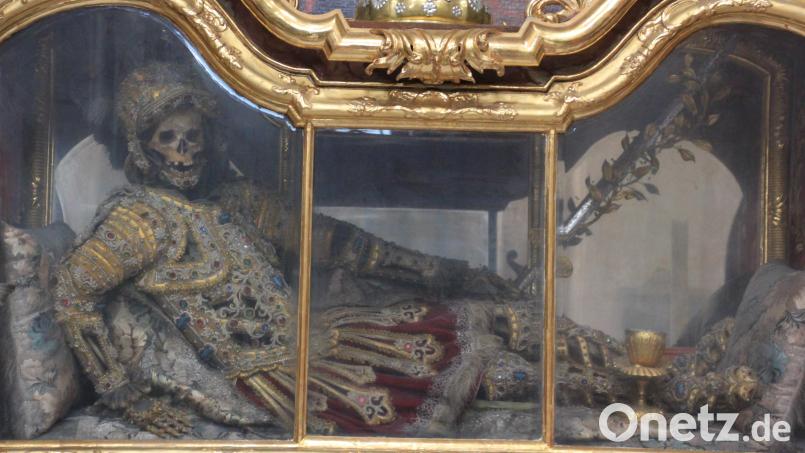 Die &quot;Heligen Leiber&quot; sind in den Seitenaltären in der Basilika Waldsassen zu besichtigen. Bild: kro