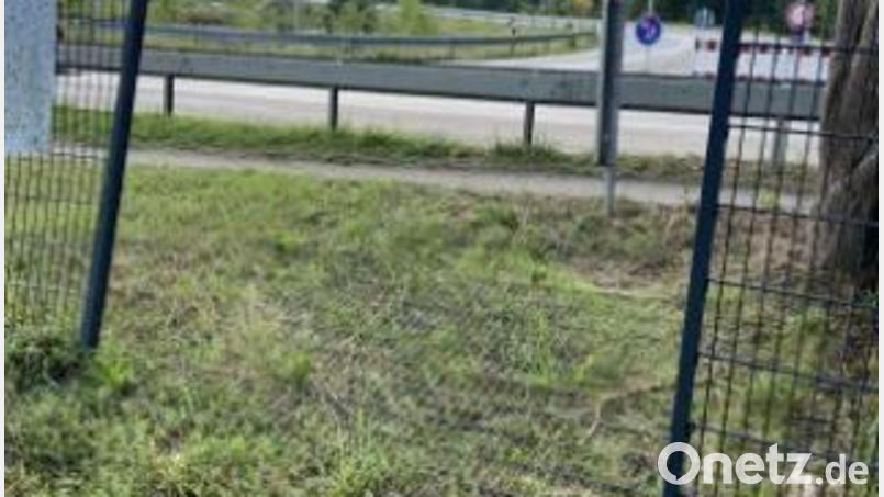 Bislang unbekannte Täter stahlen in Wackersdorf einen Minibagger. Dabei hinterließen sie ein Loch im Zaun des Firmengeländes. Bild: PI Schwandorf