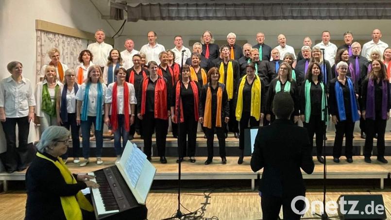 Frenetischen Applaus, verbunden mit der lautstarken Forderung nach Zugaben, ernteten der Chor „Happy Voices“ und der „Rainbowchor“ aus Buchberg-Rüdlingen nach ihrer beeindruckenden Sommerserenade. Am E-Piano: Vreni Wipf. Bild: Günter Siegert