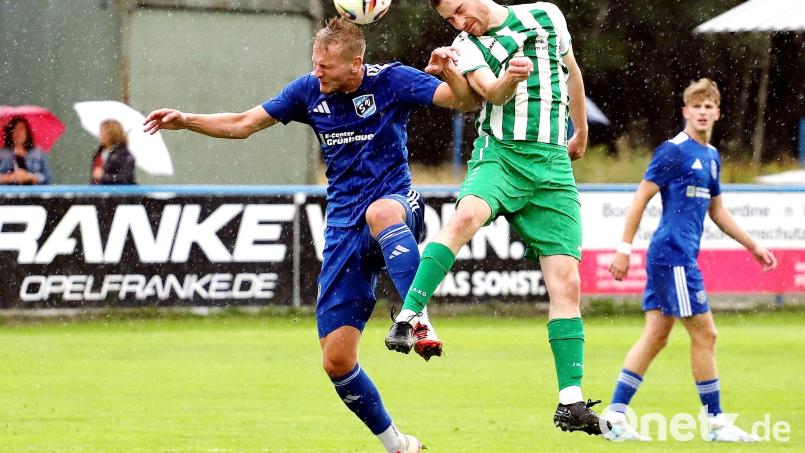 Noah Scheler (links) spielt eine wichtige Rolle im Aufbauspiel des SV Etzenricht. Im letzten Heimspiel gegen Bad Abbach hatte er im Regenspiel einen schweren Stand. Bild: war