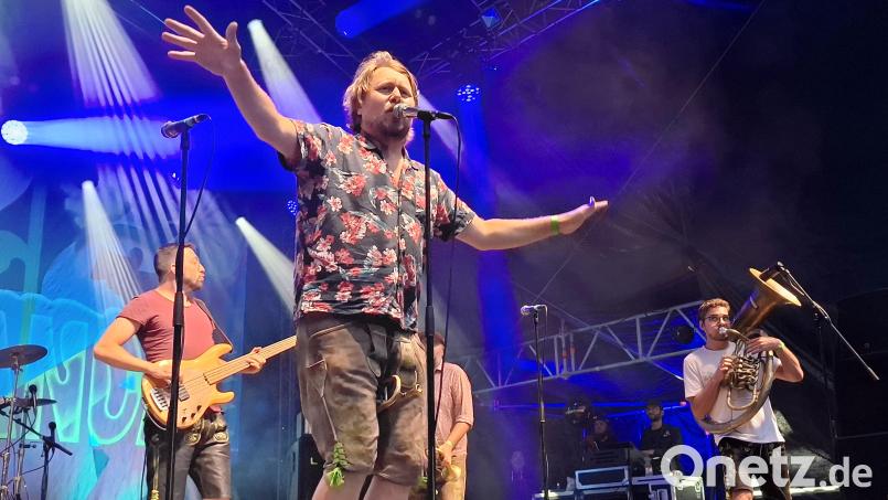 Stefan Dettl (vorne) mit LaBrassBanda in Schwarzenfeld: Auch der Band gefällt der Auftritt bei dem neuen Festival. Bild: Wilhelm Amann