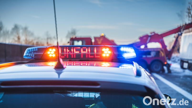 Die Autobahnpolizei sichert eine Unfallstelle mit Blaulicht. Symbolbild: David Breidert - stock.adobe.com