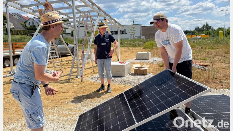 Bei einem früheren ZEN-Workshop wurde ein Carport samt PV, Wallbox und Speicherbatterie aufgestellt. Nun wird eine Zaun-PV-Anlage gebaut. Archivbild: Petra Hartl