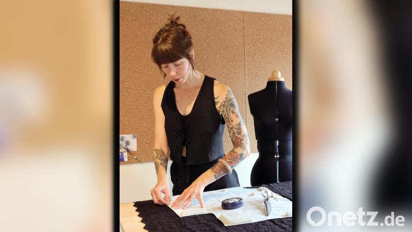 Christina Putz bei der Arbeit für ihre nachhaltig konzipierten Kreationen. Bild: Putz
