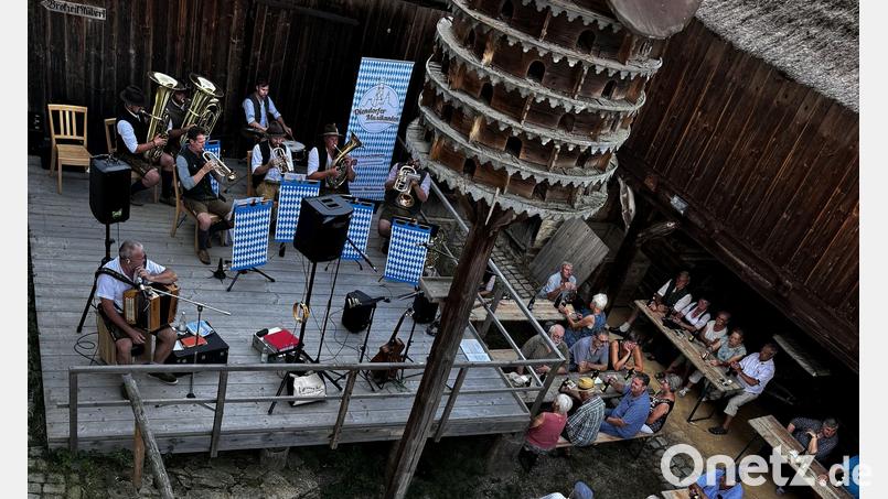 Beim traditionellen Musikantenstammtisch Perschen wird zünftig aufgespielt. Bild: Dr. Tobias Hammerl/Freilandmuseum Oberpfalz/exb