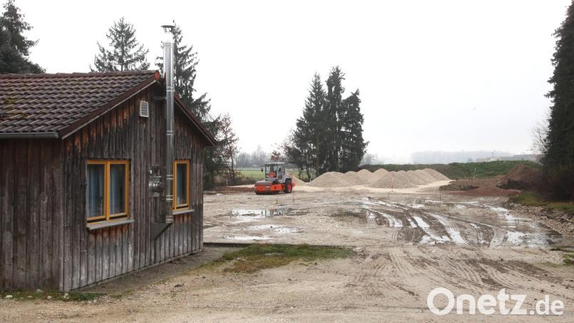 Blick auf das brach liegende Gelände der ehemaligen Minigolfanlage in Irlaching: Dort darf nun doch gebaut werden. Der Stadtrat nimmt seinen Einspruch zurück. Bild: Hirsch