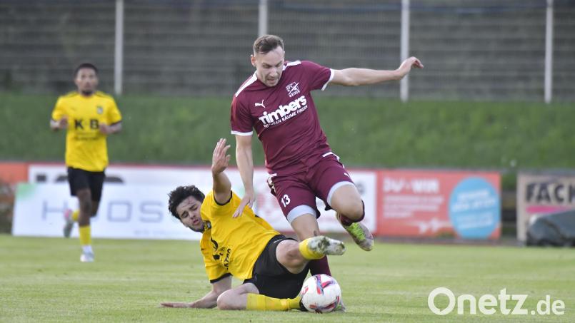 Der FC Amberg (gelbe Trikots) besiegte am Freitagabend den FC Weiden-Ost mit 2:1 – auch dank dem Tor von Spielertrainer Mario Zitzmann. Bild: Hubert Ziegler