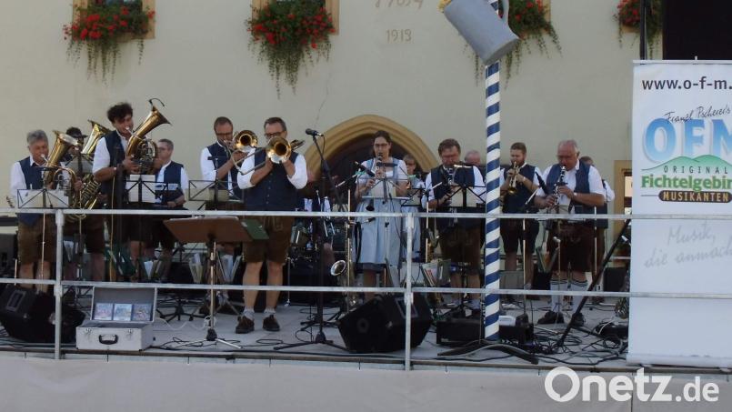 Beim 49. Hirschauer Marktplatzfest übernehmen am Samstag nach dem Bieranstich durch Bürgermeister Hermann Falk die „Original Fichtelgebirgsmusikanten“ das Kommando auf der Bühne und sorgen bis in die Nacht hinein für beste Stimmung. Archivbild: u