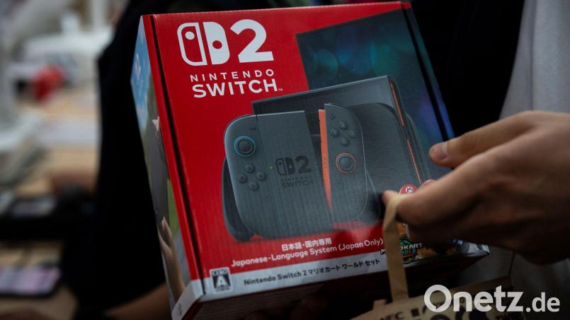 Bei der Switch 2 gibt es zum Teil immer noch Engpässe und Wartezeiten. (Archivbild) Bild: Louise Delmotte/AP/dpa