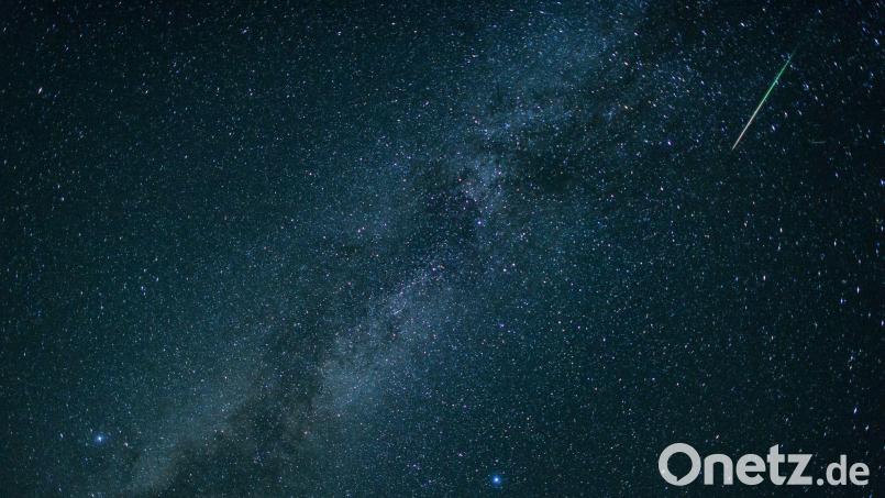 Im August gibt es viele Sternschnuppen zu sehen - die meisten üblicherweise in der Nacht vom 12. auf den 13. August. (Archivbild) Bild: Matthias Balk/dpa