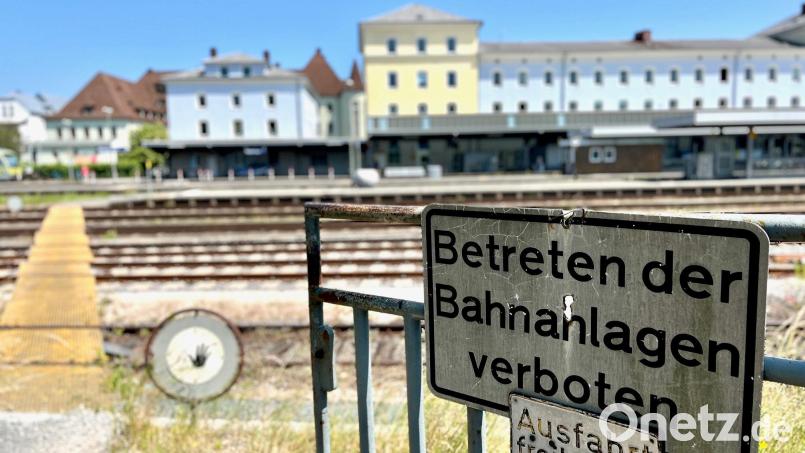 Noch führt kein Weg hier durch. Das soll sich in den nächsten Jahren ändern. Auch der Stadtrat Weiden wünscht sich eine unterirdische Verbindung vom Bahnhofsgelände zum Stadtteil Lerchenfeld und will das Projekt weiterverfolgen. Archivbild: Gabi Schönberger