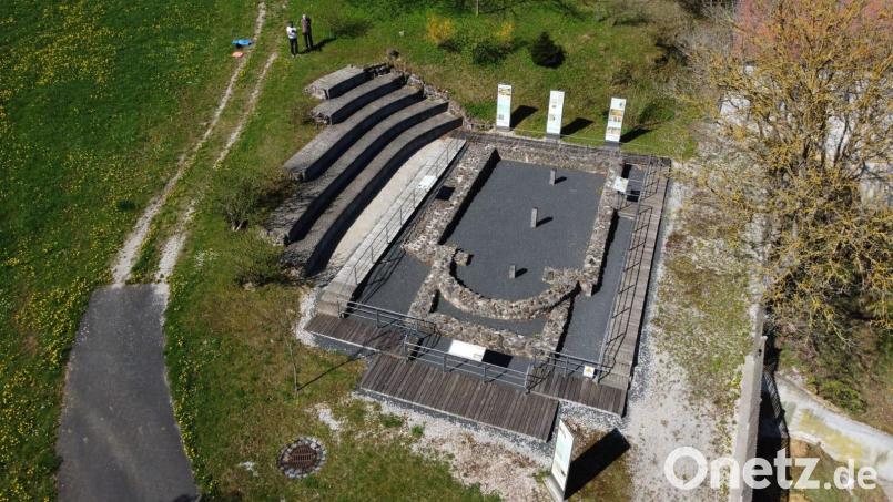 Unser Bild zeigt die Gedenkstätte am ehemaligen Standort der St. Martinskirche in Ermhof erstmals aus der Vogelperspektive. Bild: Michael Schraml