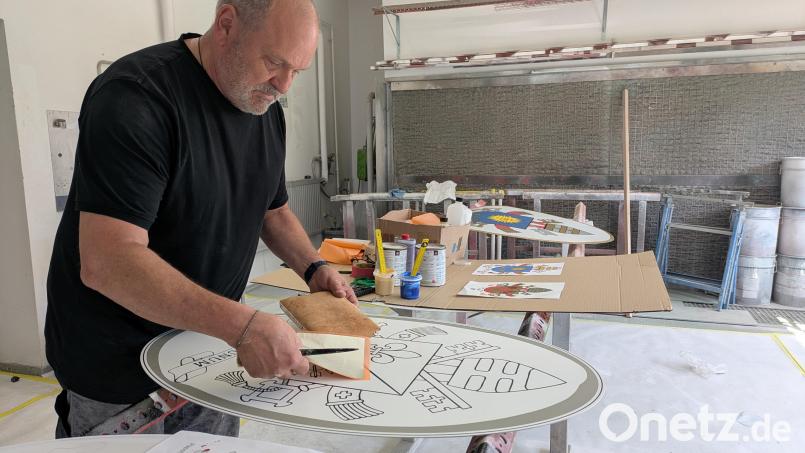 Hubert Heinzl in der Werkstatt in Kondrau beim Anfertigen der neuen Papstwappen für die Basilika. Neben vier Grundfarben verwendet der Malermeister zur Gestaltung auch Blattgold und -silber. Bild: pz