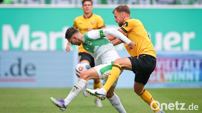 Fürths Branimir Hrgota (links) im Zweikampf mit Lars Bünning von Dynamo Dresden. Bild: Daniel Karmann/dpa
