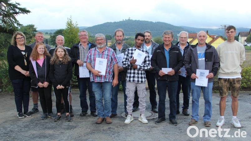 Wertschätzung und Dank wurde den langjährigen Mitarbeitern der Firma Bauer zuteil. Mit im Bild das Unternehmerehepaar Brigitte und Christian Bauer mit Marie und Leonie (links) sowie die beiden neuen Maurergesellen Maximilian Trost (rechts) und Mebrahtu Teklu (Mitte). Bild: Josef Böhm