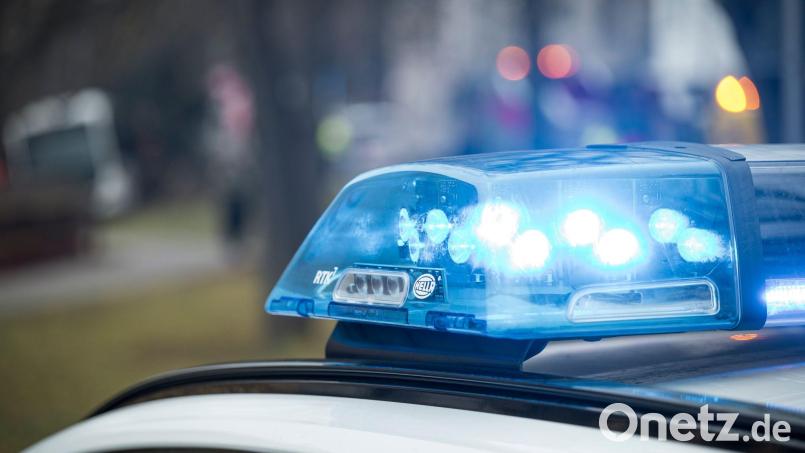 Wer hat in Schwarzenfeld beobachtet, wie ein Opel Corsa beschädigt wurde? Das möchte die Polizei wissen. Bild: Daniel Vogl/dpa