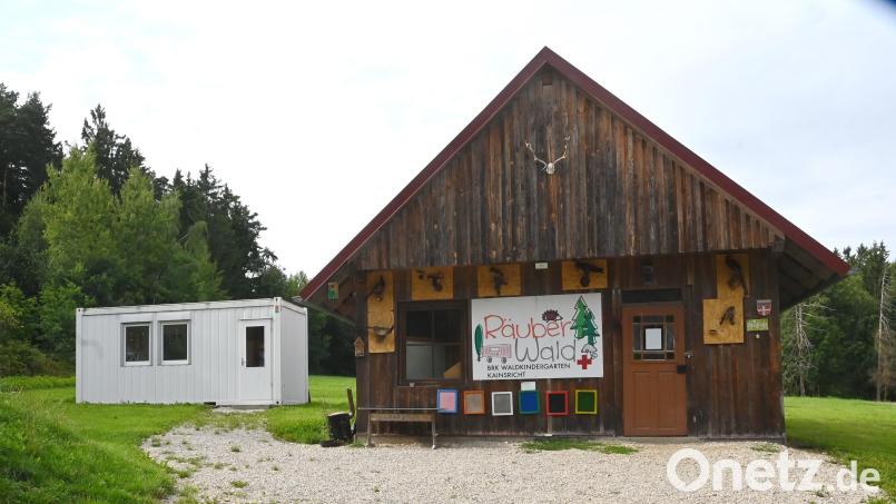 Neben der Schutzhütte des Kainsrichter Waldkindergartens &quot;Räuberwald&quot; steht bereits der Container als Lagerraum für Gartenmöbel und Spielsachen. Nun muss nur noch der Gebenbacher Gemeinderat dafür sein Einverständnis geben. Bild: gf