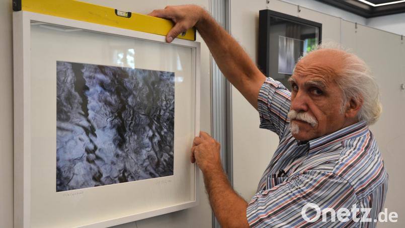 Jeff Beer nimmt es ganz genau, schließlich sollen seine Fotografien auch schön gerade hängen. Bild: jr