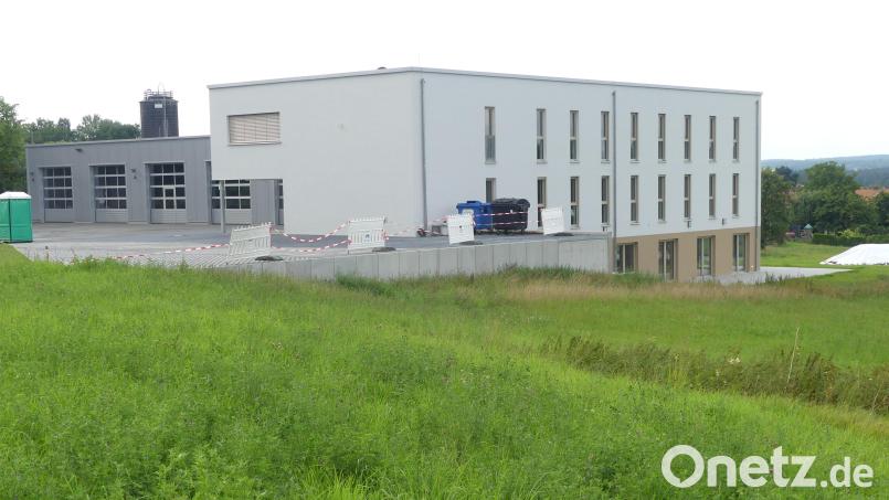Das neue BRK-Zentrum an der Grafenwöhrer Straße beherbergt im Untergeschoß die Tagespflege - mit freiem Blick zu Rauhen Kulm und Fichtelgebirge. Mit 18 Betreuungsplätzen startet die Tagespflege im Herbst. Bild: rn