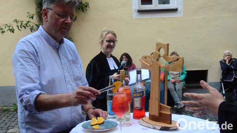 Heinz "Heinzelmann" Stehbach demonstriert, wie man einen Aperol Spritz kreiert. Bild: Kunz