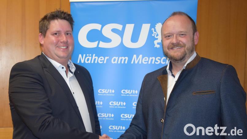 Michael Hammer (links) tritt für die CSU bei der nächsten Kommunalwahl als Bürgermeister-Kandidat an. Landrat Andreas Meier gratulierte ihm zur Nominierung. Bild: fz