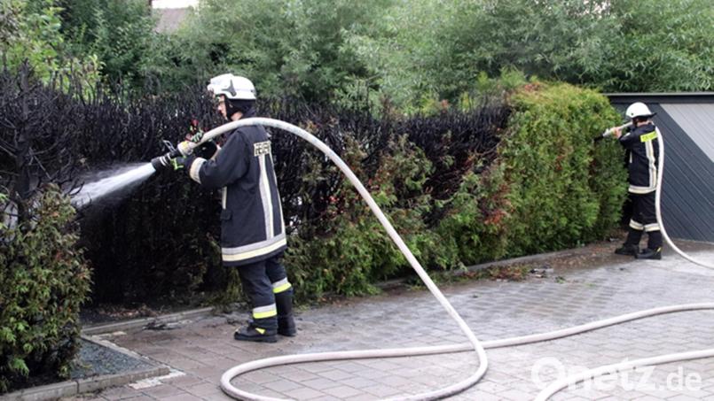 So ein Heckenbrand kann gefährlich werden. Funkenflug vom Grill oder auch Unkraut-Entfernen mit dem Bunsenbrenner können gerade jetzt, wo alles ausgedörrt ist, großen Schaden anrichten. Archivbild: jma