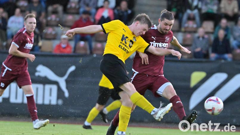 Jannik Meier (links) vom FC Amberg zieht ab, Kapitän Benedikt Sichert (rechts) vom FC Weiden-Ost geht energisch dazwischen. Aus: FC Amberg - FC Weiden-Ost 2:1. Bild: Hubert Ziegler