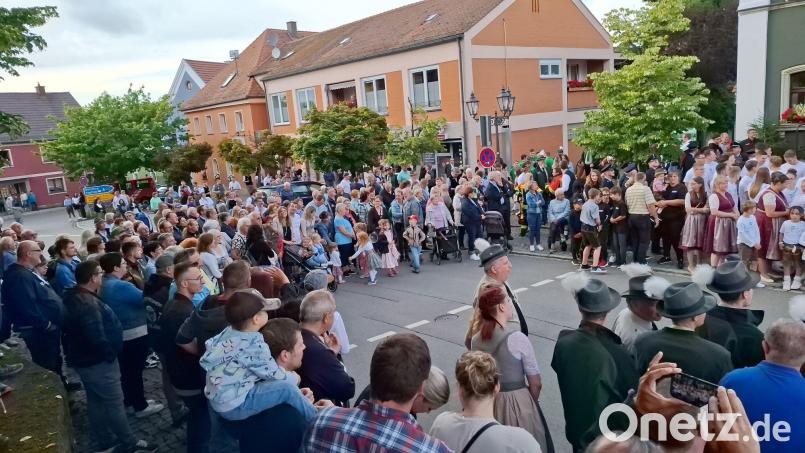 Eine enorme Zuschauerkulisse verfolgte den Auftakt zum Eslarner Heimatfest. Bild: gz