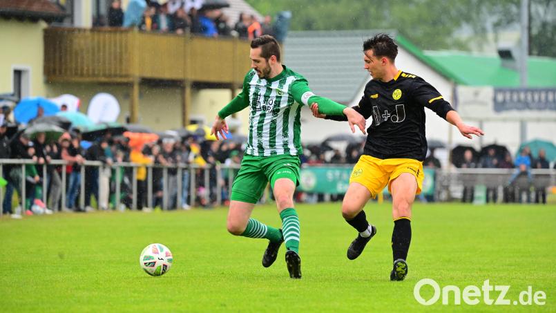 In der zurückliegenden Relegation (Szene) zog der SV Mitterteich gegen die SpVgg Bayreuth II zweimal den Kürzeren. Nun drehten die Stiftländer den Spieß um und siegten mit 3:1. Einen Treffer erzielte Marco Kießling (links). Bild: Schrems
