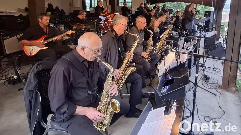 Die „Swing-a-ling-ding-Bigband“ spielte mit ihren beiden Sängerinnen Sonja Möller und Andrea Künzl im &quot;Sterngarten&quot; in Nabburg. Bild: jua
