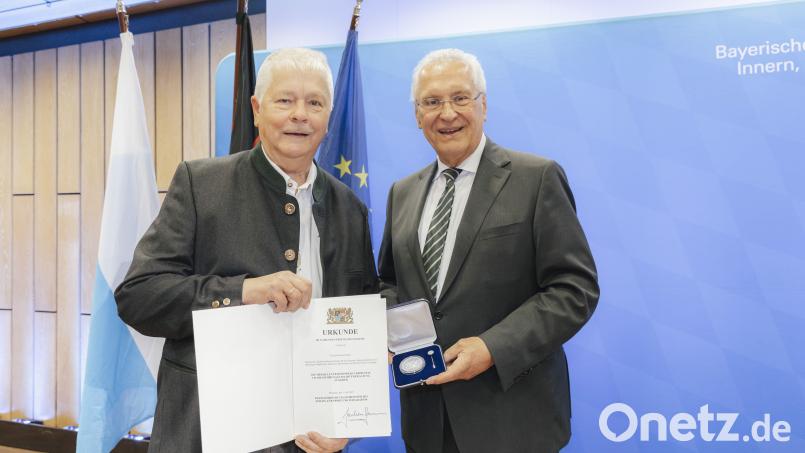 Bayer. Staatsministerium des Innern, für Sport und Integration
Ordensverleihung in der Heinrich-Lades-Halle in Erlangen
30.07.2025 Links Reinhold Strobl, rechts Innenminister Joachim Herrmann. Bild: Giulia Iannicelli
