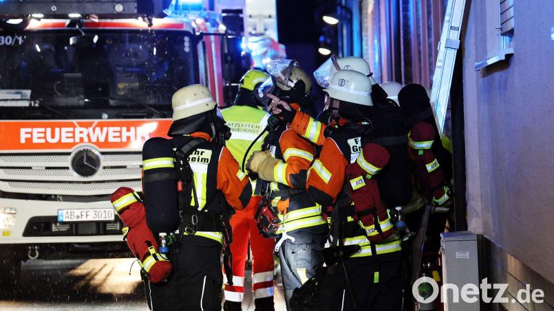 Beim Löschen des Brands bewarf der Bewohner Feuerwehrleute mit Gegenständen und verletzte zwei von ihnen leicht. Bild: Ralf Hettler/dpa
