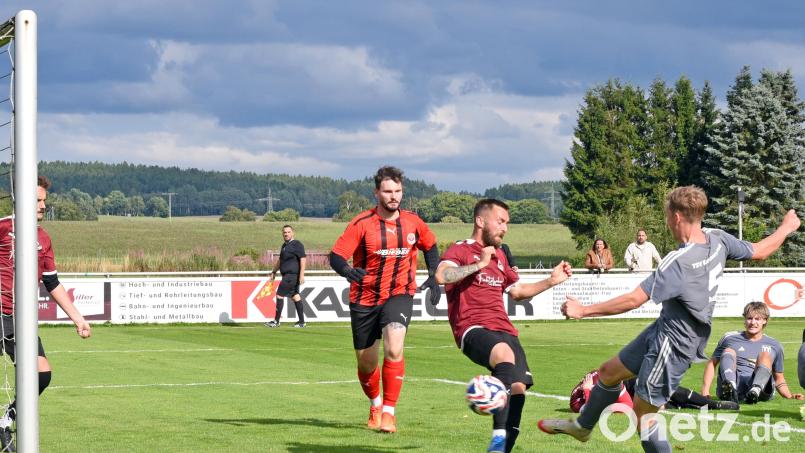 Michael Günthner (rechts) kommt im Fünfmeterraum zum Schuss und erzielt das 1:0 für den TSV Konnersreuth. Die Stiftländer feierten gegen den VfB Arzberg mit 2:0 im dritten Spiel den dritten Sieg. Bild: Gebert