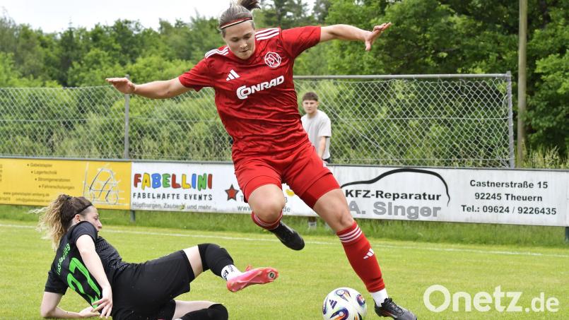 Susanne Stich (rechts) traf beim Freundschaftsspiel des TSV Theuern in Aue doppelt. Archivbild: Hubert Ziegler