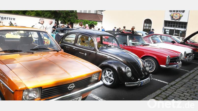 Unzählige Besucher drängten sich durch die im Gelände der Brauerei aufgereihten Oldtimer Bild: gf