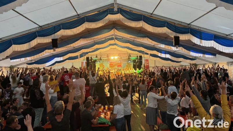 Nach drei Tagen Heimatfest partymüde? Von wegen! Am Montag war die Stimmung beim Auftritt der Pirker Blechmusi nochmal am Kochen. Bild: fpoz