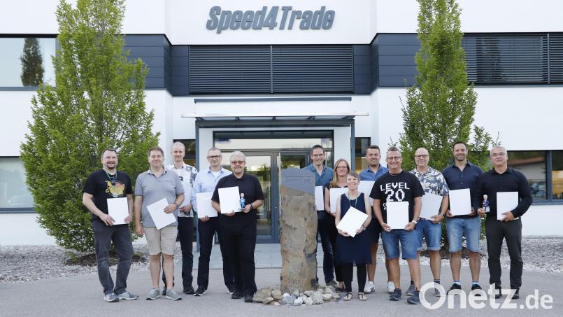 Stefan Sommer (Fünfter von links) und Sandro Kunz (Erster von rechts), die beiden Gründer und Geschäftsführer von Speed4Trade, ehrten die diesjährigen Jubilare für zehn und zwanzig Jahre Firmenzugehörigkeit. Bild: Speed4Trade