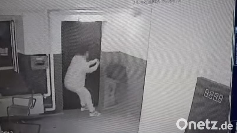 Die Videokamera im Fluchthaus Weiden filmte den Einbrecher während der Tat. Screenshot: Kamera Fluchthaus Weiden