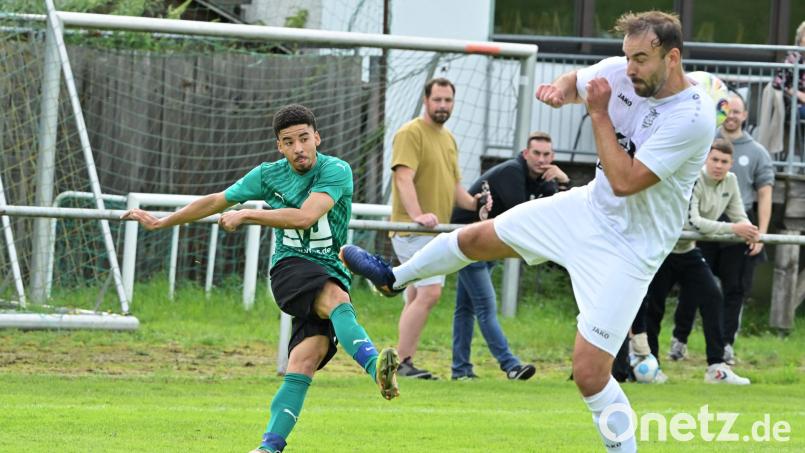 Contrill Smith (links) und der ASV Haselmühl (links) legten einen absoluten Fehlstart hin. Das zweite Saisonspiel gegen den TuS Rosenberg verlor der ASV mit 1:6. Bild: Hubert Ziegler