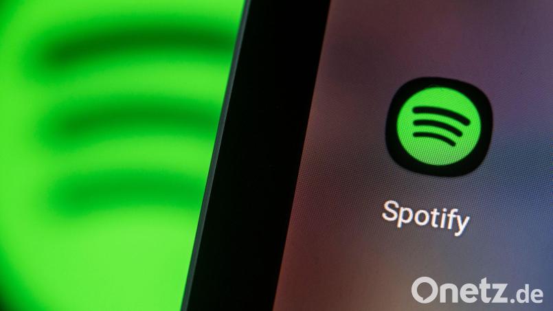 Der Preis für Spotify-Abos steigt im September. (Archivbild) Bild: Fabian Sommer/dpa