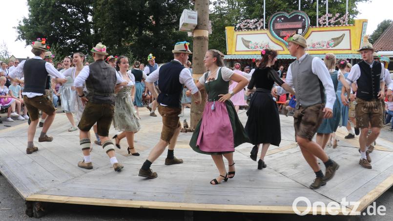 Die vielen Tanzproben haben Früchte getragen. Voller Elan legen die 13 Sorghofer Kirwapaare gepflegte Tanzschritte zu Polka, Walzer und Boarischen auf den Tanzboden. Bild: er