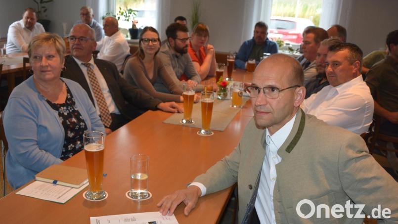 Zahlreiche Zuhörer waren zum Stammtisch „Freiräume statt Formulare“ auf Einladung von Landtagsvizepräsidenten Tobias Reiß nach Bad Neualbenreuth gekommen. Bild: jr