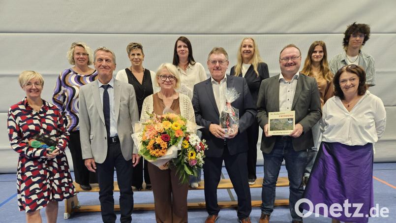 Nach der feierlichen Verabschiedung, hinten von links: Barbara Streit, Iris Rittner, Sekretärin Bettina Rösch, Konrektorin Claudia Neidl, die Schülersprecher Raluca Nan und Ricardo Nunez. Vorne von links: Michaela Bergmann, Schulamtsdirektor Gerald Haas, Rektorin Petra Ligensa, Erster Bürgermeister Hans-Martin Schertl (Vilseck), Bürgermeister Uwe König (Freihung) und Organisatorin Edith Ruppert-Groher. Bild: khg