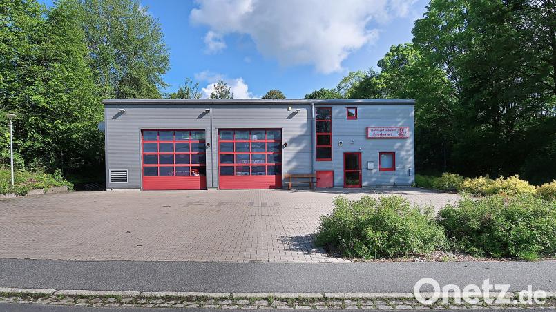Die Friedenfelser Feuerwehr braucht Platz. Das 2011 eingeweihte Gebäude soll deshalb erweitert werden. In der jüngsten Gemeinderatssitzung wurden erstmals Entwürfe vorgestellt. Bild: bsc