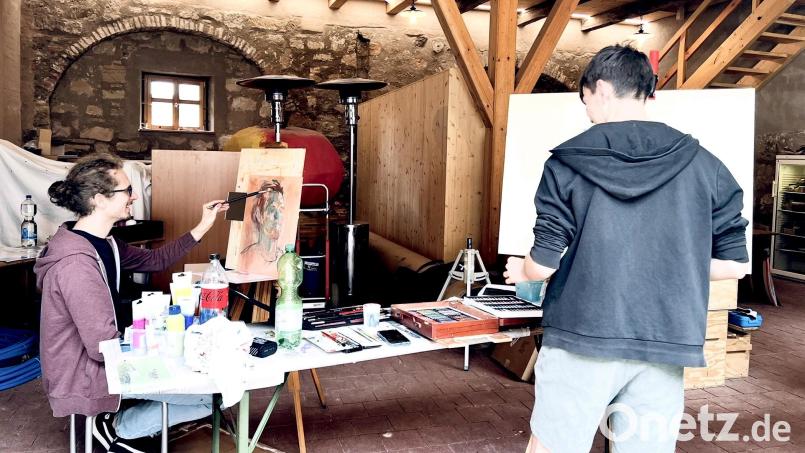 Die Kunststudenten der Uni Regensburg sind ins Kloster Speinshart umgezogen, um in der ganz besonderen Atmosphäre ihrer Kreativität freien Lauf zu lassen. Bild: Moritz Kellner